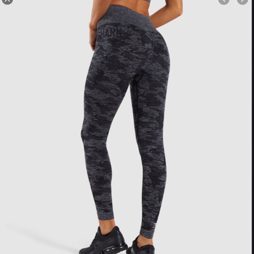 Black gym shark camp leggings